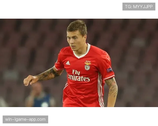 德布劳内关键战表现波动的成因解析：体能分配、战术适配与防守压力的综合影响